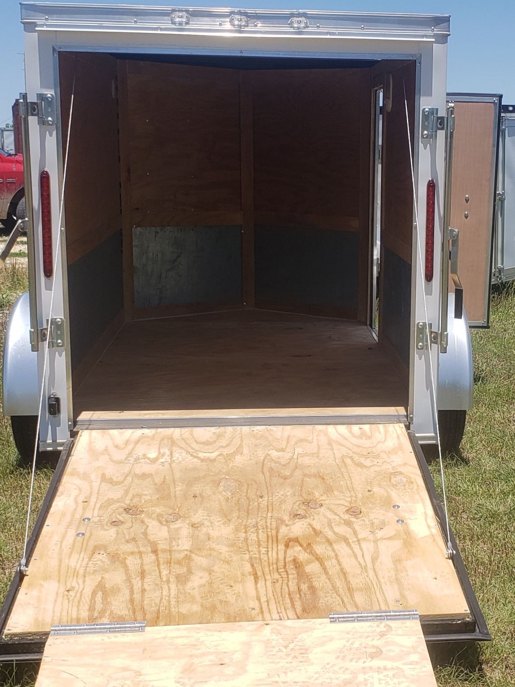 Douglas Trailers 5x8 SA Trailer - White, Ramp, Side Door - Image 5